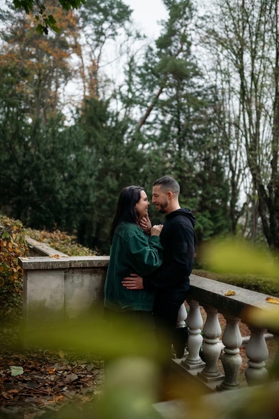Jeunes mariés dans les herbes
