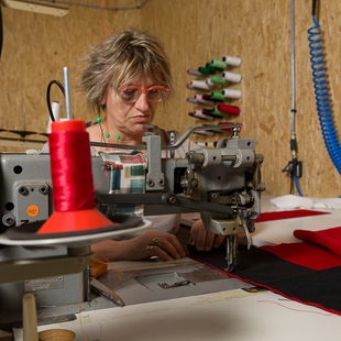 Christine Sauzeau à la machine à coudre