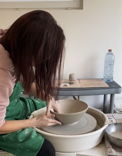 Femme faisant de la poterie