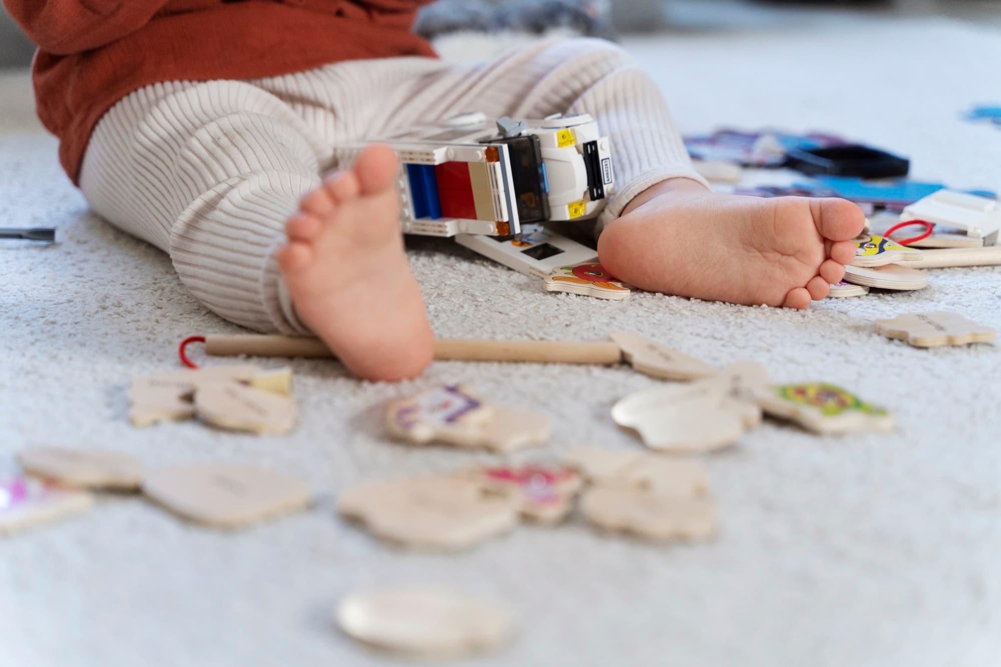 Pied de bebe dans les bras des parents