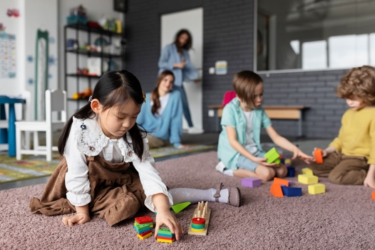 Enfant jouant dans une crèche
