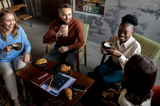 Parents discutant autour d'un café