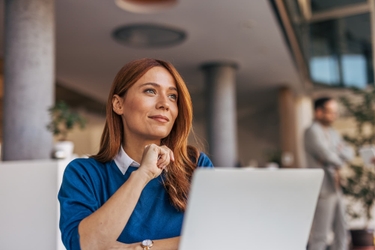 Femme en reconversion professionnelle vers le métier de conseiller en gestion de patrimoine