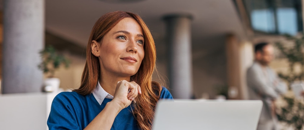 Femme en reconversion professionnelle vers le métier de conseiller en gestion de patrimoine