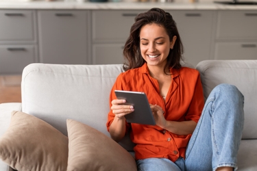 Épargnante consultant ses placements financiers sur sa tablette