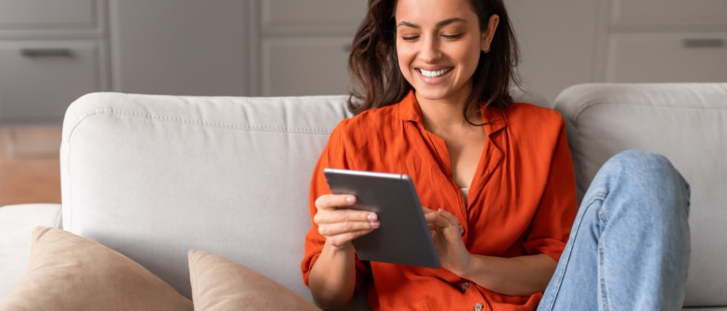 Épargnante consultant ses placements financiers sur sa tablette