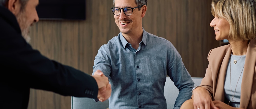 Conseiller en gestion de patrimoine en rendez-vous avec un couple de clients