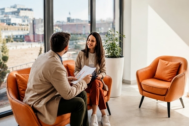 Rendez-vous professionnel entre un conseiller et ses clients dans un cadre chaleureux