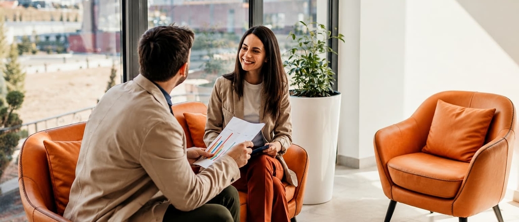Rendez-vous professionnel entre un conseiller et ses clients dans un cadre chaleureux