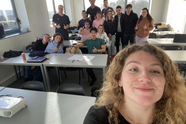 Selfie de Clothilde devant la classe de BTS NDRC du Groupe Alternance Vendée à La Roche-sur-Yon