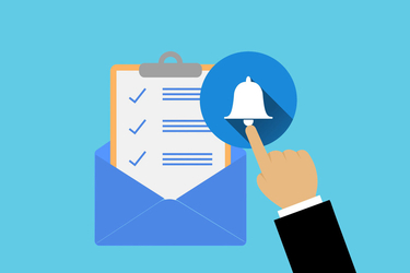 Illustration d'une enveloppe ouverte contenant une liste cochée, avec une main qui touche une cloche de notification