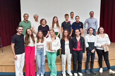 Élèves des groupes vainqueurs et membres du jury sur la scène du lycée Notre-Dame-du-Roc