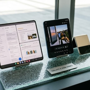 Smartphones pliables Galaxy Z Fold et Z Flip exposés sur un présentoir Galaxy Z 2026 Series