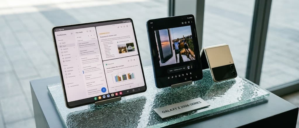 Smartphones pliables Galaxy Z Fold et Z Flip exposés sur un présentoir Galaxy Z 2026 Series