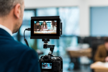 Vidéaste professionnel en plein tournage pour une entreprise