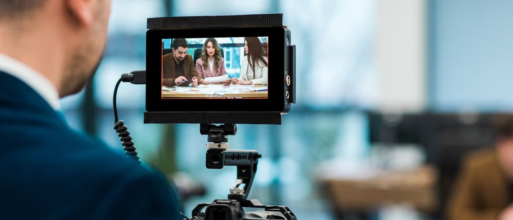 Vidéaste professionnel en plein tournage pour une entreprise
