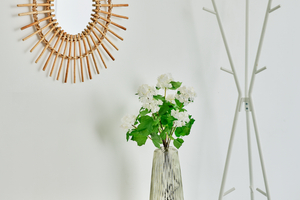decoration d'une entrée avec vase fleurs miroir apres home staging a bouin en vendee