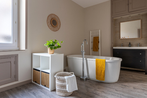 Home staging Nantes salle de bain décorée avec serviettes panier meuble plante miroir
