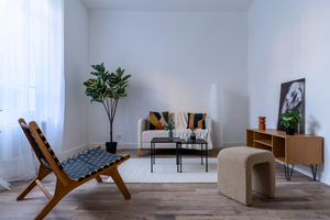 Salon meublé et décoré avec fauteuil lounge canape table basse meuble tv Home staging pour vente immobiliere a La Baule