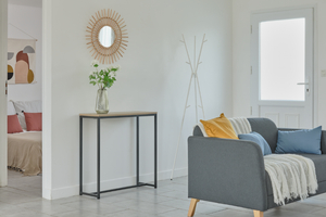 aménagement d'une entrée dans le salon avec console miroir canape apres home staging a bouin en vendee