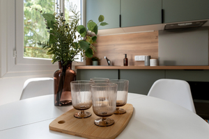 Home staging Nantes - Cuisine table vaisselle vase fleurs - ANTEPOSTEA