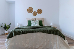 exemple de chambre mise en scène avec lit plaid coussin deco murale suite home staging a la Baule