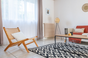 Fauteuil lounge en bois et cannage utilisé dans le home staging d'une maison ancienne a coueron