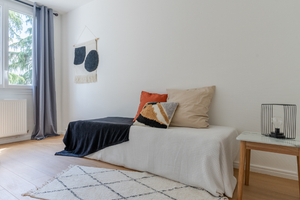 Home staging Nantes - Chambre ado avec tapis coussins plaid - ANTEPOSTEA