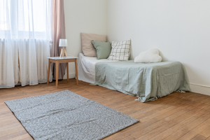 Home staging d'une chambre d'enfant avec lit coussins tapis dans une maison ancienne a coueron