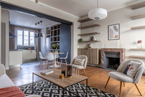 Home staging Nantes vue sur pièce de vie avec coin salon et espace repas table chaises sur cuisine