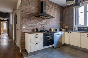 Home staging Nantes cuisine aménagée et équipée avec pots planche bouteille