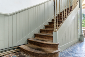 Home staging Nantes Sud dans immeuble avec escalier en bois et carreaux de ciment
