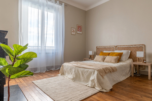 Home staging Nantes chambre meublee avec lit table lampe textile