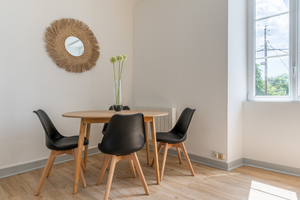 Home staging Nantes sud aménagement d'un coin repas avec table bois et chaises noires