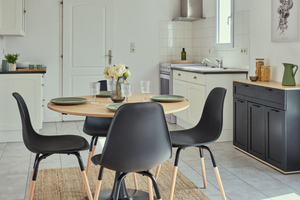 salle a manger avec table chaises vaisselle apres home staging a bouin en vendee