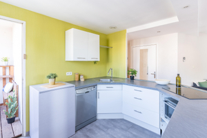 Home staging cuisine frigo factice en carton à Nantes