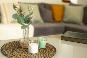 Home staging décoration table basse salon avec bougies vase fleur
