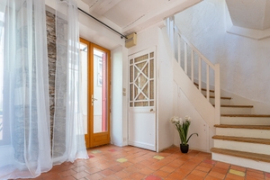 Porte fenetre et escalier d'une maison mise en valeur pour la vente grace au home staging à reze trentemoult