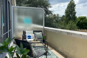 Home staging à Nantes d'une terrasse avec salon canapé fauteuil