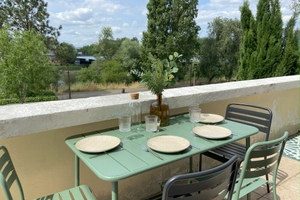 Home staging Nantes Terrasse aménagée avec table vaisselle