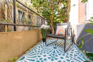 espace exterieur mis en scene avec tapis fauteuil coussin plante grace au home staging a reze trentemoult