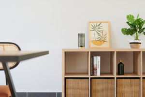 Home staging Sautron zoom déco sur meuble rangement cadre livres vase