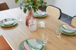Home staging Sautron détails déco sur table avec assiettes verres vases plantes