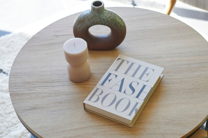 Home staging Sautron zoom déco sur table basse avec livre vase bougie