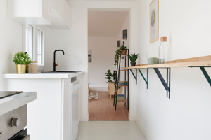 Home staging Pornichet cuisine blanche avec etagere bois 