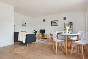 Home staging Pornichet sejour avec table chaises canape meuble tv