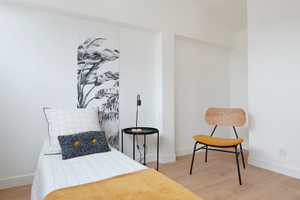 home staging Pornichet chambre ado papier peint tropical fauteuil