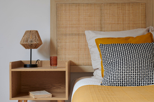 Home staging Pornichet detail deco table de chevet lampe coussin