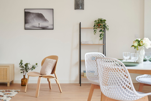 Home staging Pornichet salon avec fauteuil coussin cadre biblioteque