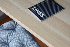 zoom déco d'un home staging de bureau avec chaise coussin cahier